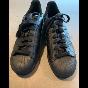 Adidas black tennis shoes